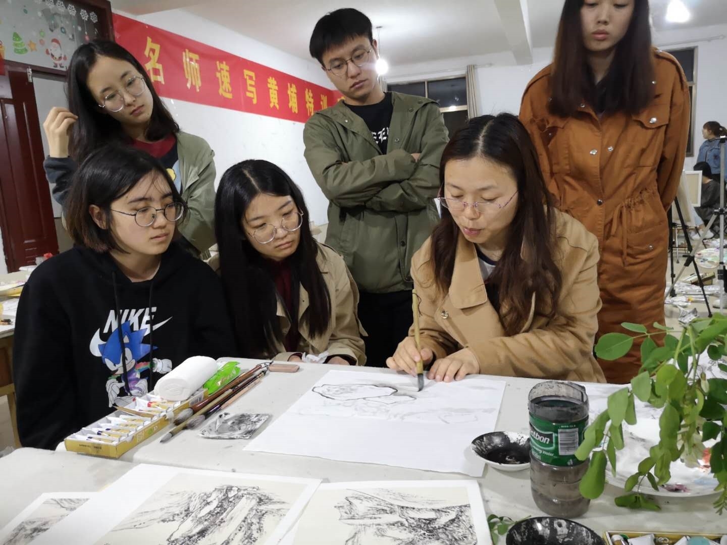 每天晚上的评画,同学们都很认真.jpg 每天晚上的评画,同学们都很认真.jpg