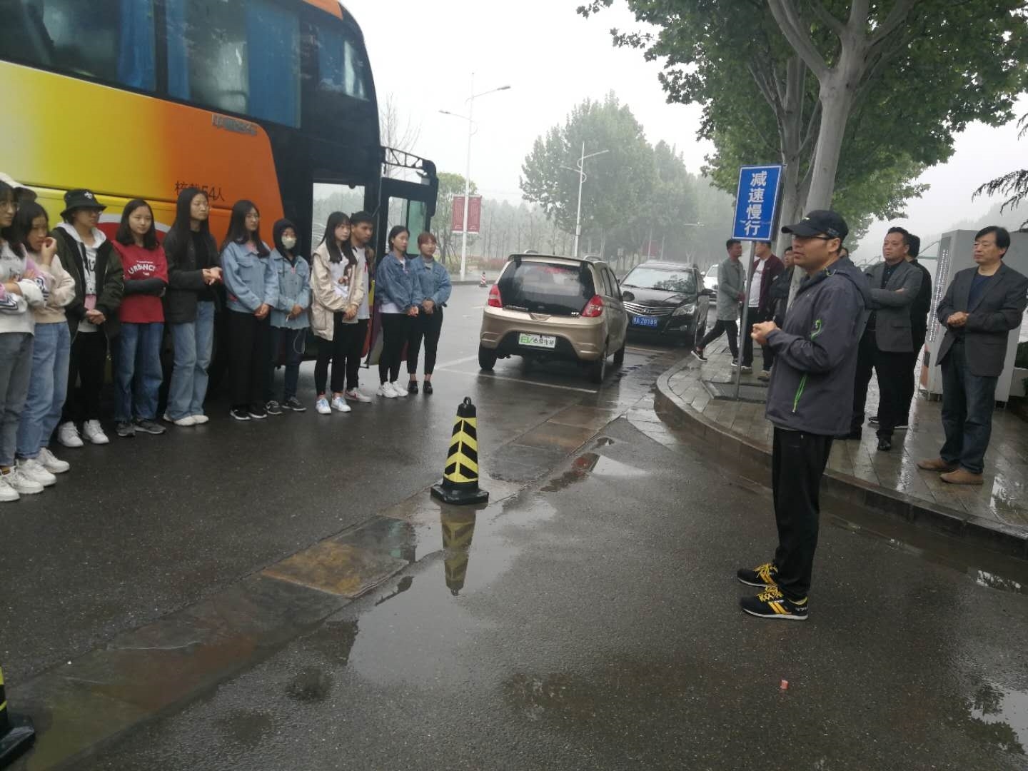 2宋广林副院长交待我们外出写生注意事项.jpg 2宋广林副院长交待我们外出写生注意事项.jpg